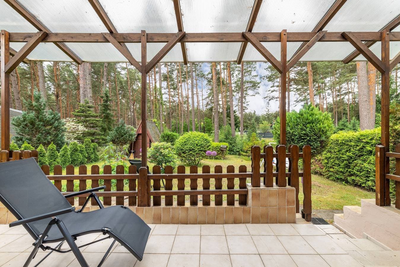 Foto 3 von 21: Waldgeflüster mit Terrasse, privatem Garten und Klimaanlage