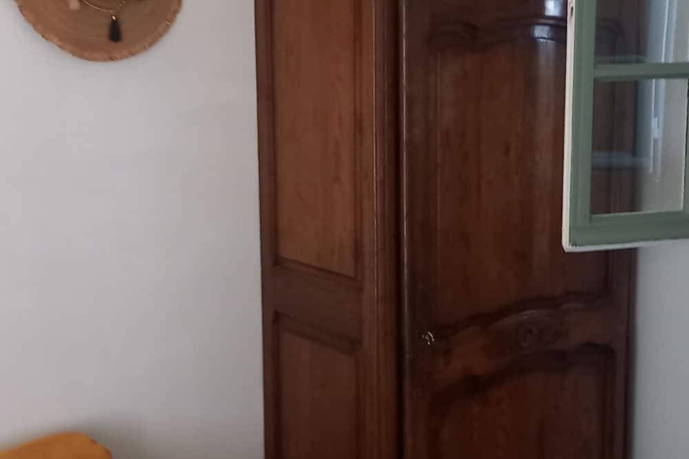 Foto 6 von 30: Bedroom and bathroom with summer kitchen, 12-minute walk to beach