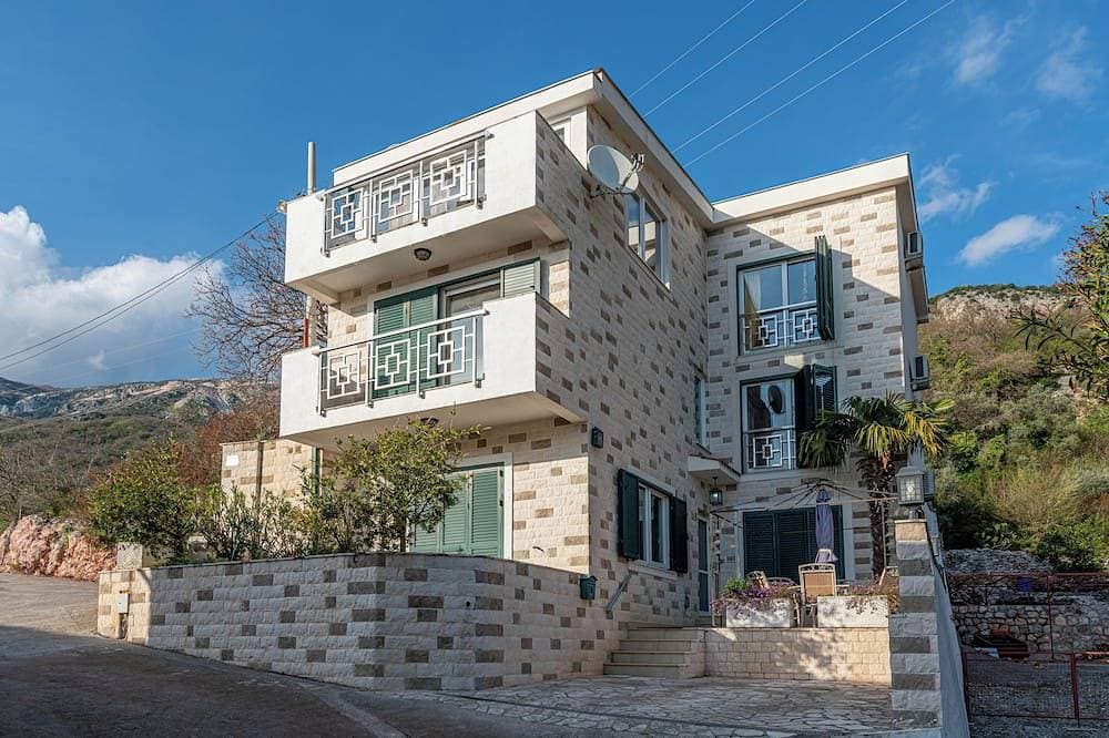 Magnificent villa with pool, sea and mountain views! 1