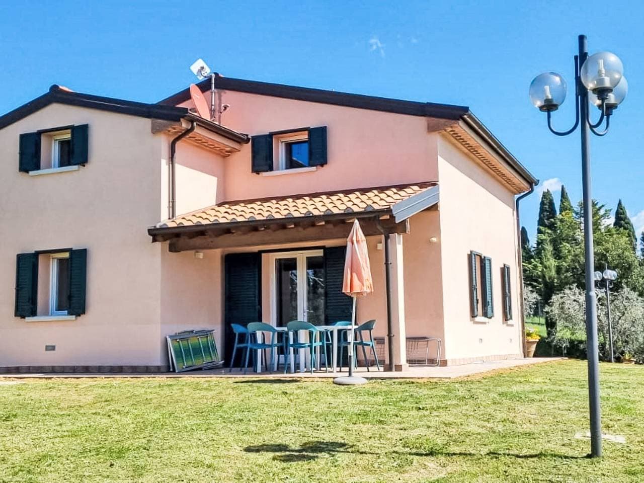 Modernes, schönes, freistehendes Einfamilienhaus La Rocchetta 1
