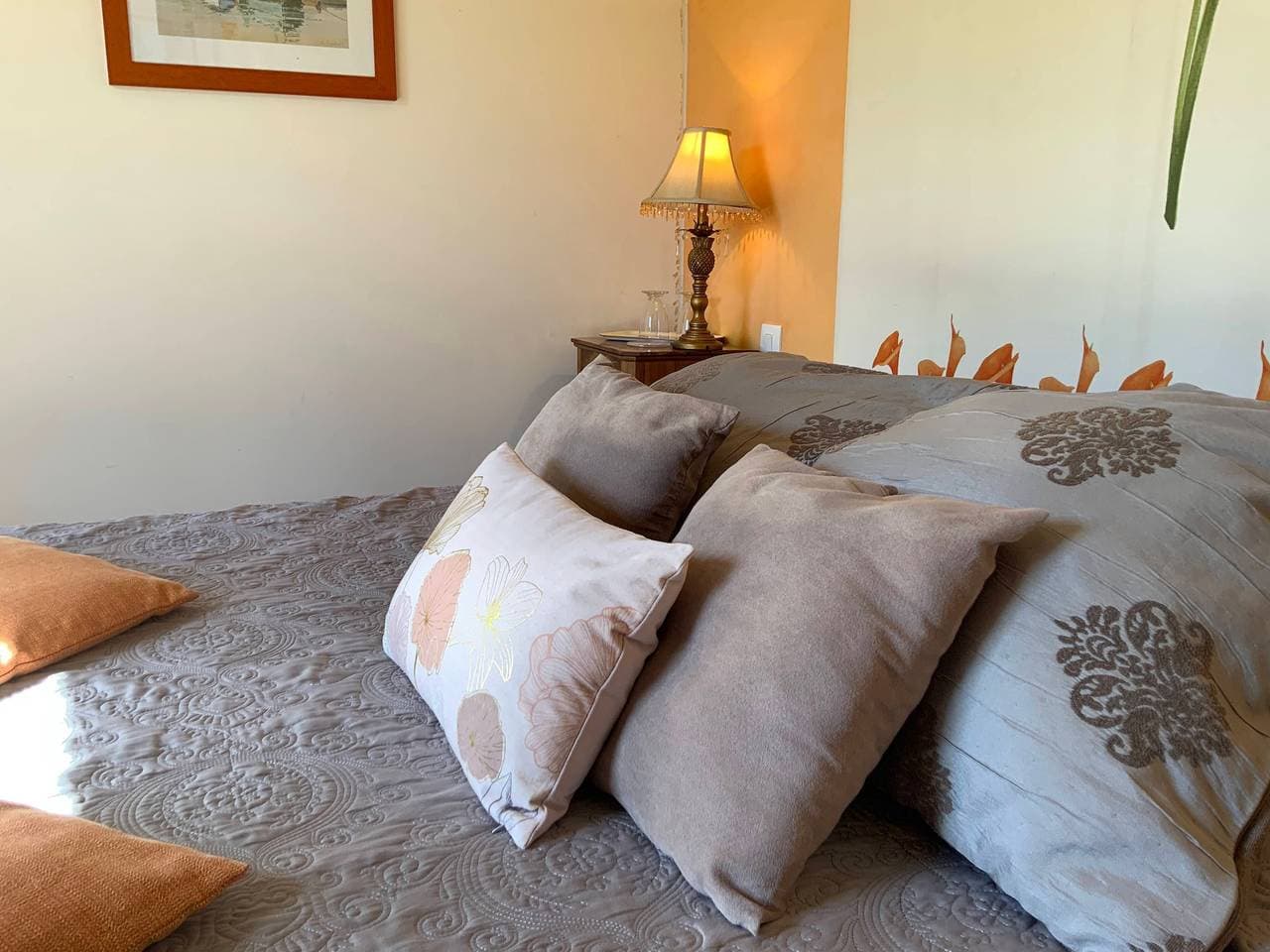 Foto 4 von 16: Gästezimmer „Les Arums“ mit gemeinsamer Terrasse, Garten und WLAN