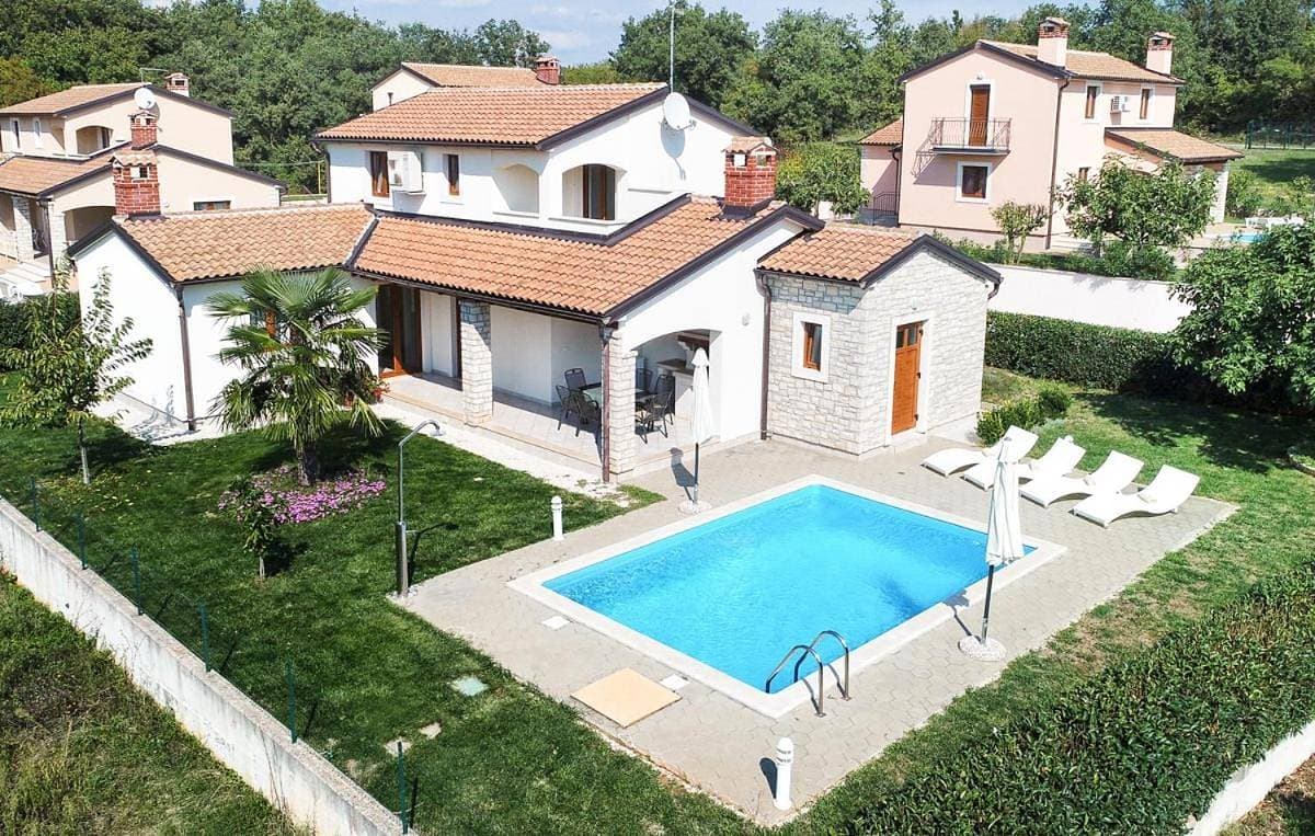 Foto 8 von 18: Sveti Lovrec Pazenaticki Villa Sleeps 6 Pool WiFi
