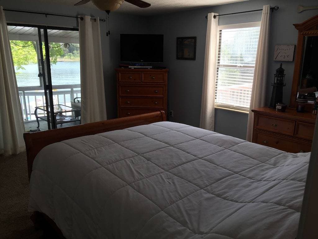 Foto 5 von 28: * Lakefront * Ziehen Sie den Netzstecker in unserem Lakehouse mit Bootsrampe und eigenem Dock - ohne WIFI