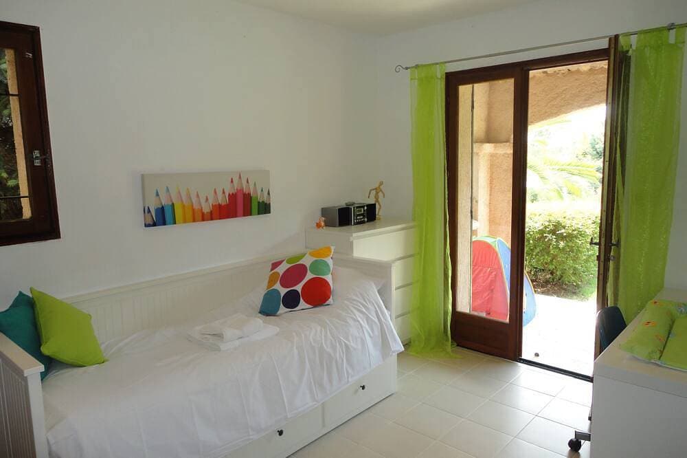 Foto 3 von 24: Wunderschöne Villa mit Pool in traumhafter Allein Gärten, auf privaten Bereich