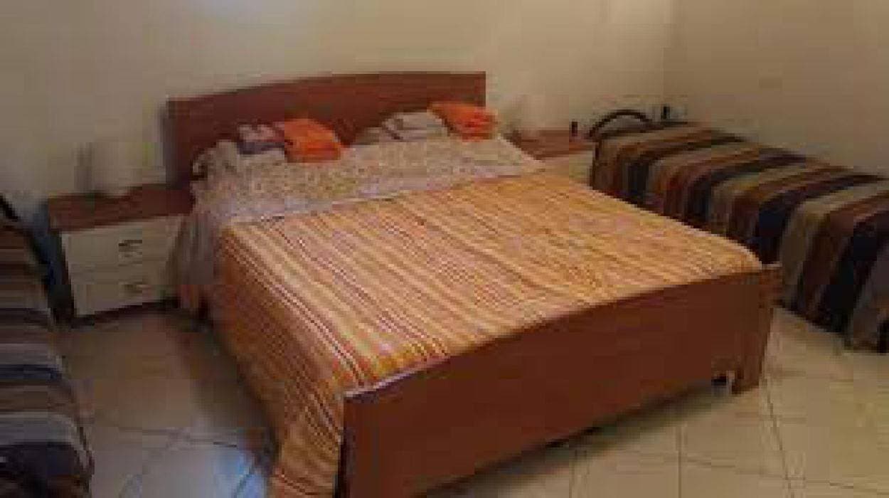 Foto 2 von 5: Family Room with Private Bathroom
