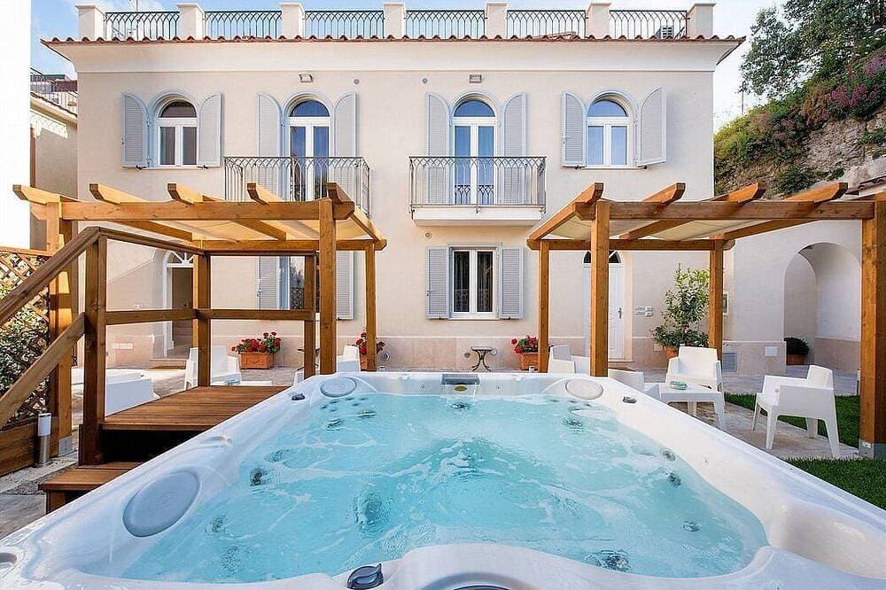Villa Elicona D: A welcoming apartment situated in a central location, at a short distance from the ... 1