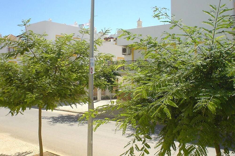 Foto 13 von 21: Geräumige 2 Schlafzimmer Apt mit Air - Con, Swimmingpool, sehr nahe am Strand.