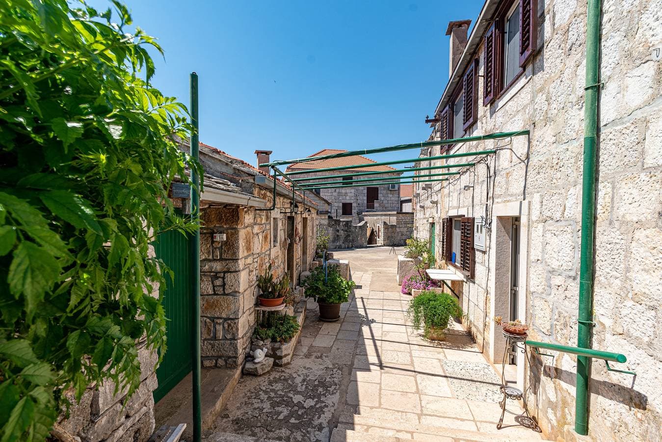 2-Zimmer-Ferienwohnung mit Terrasse Zrnovo, Korcula A-9239-a 1