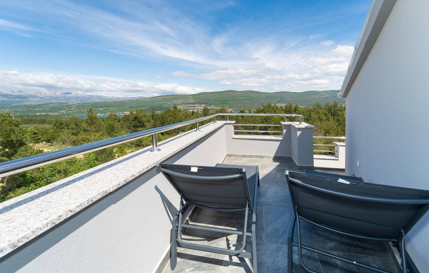 Foto 8 von 24: Apartment mit Meerblick, Terrasse und Parkplatz in der Nähe von Donji Karin