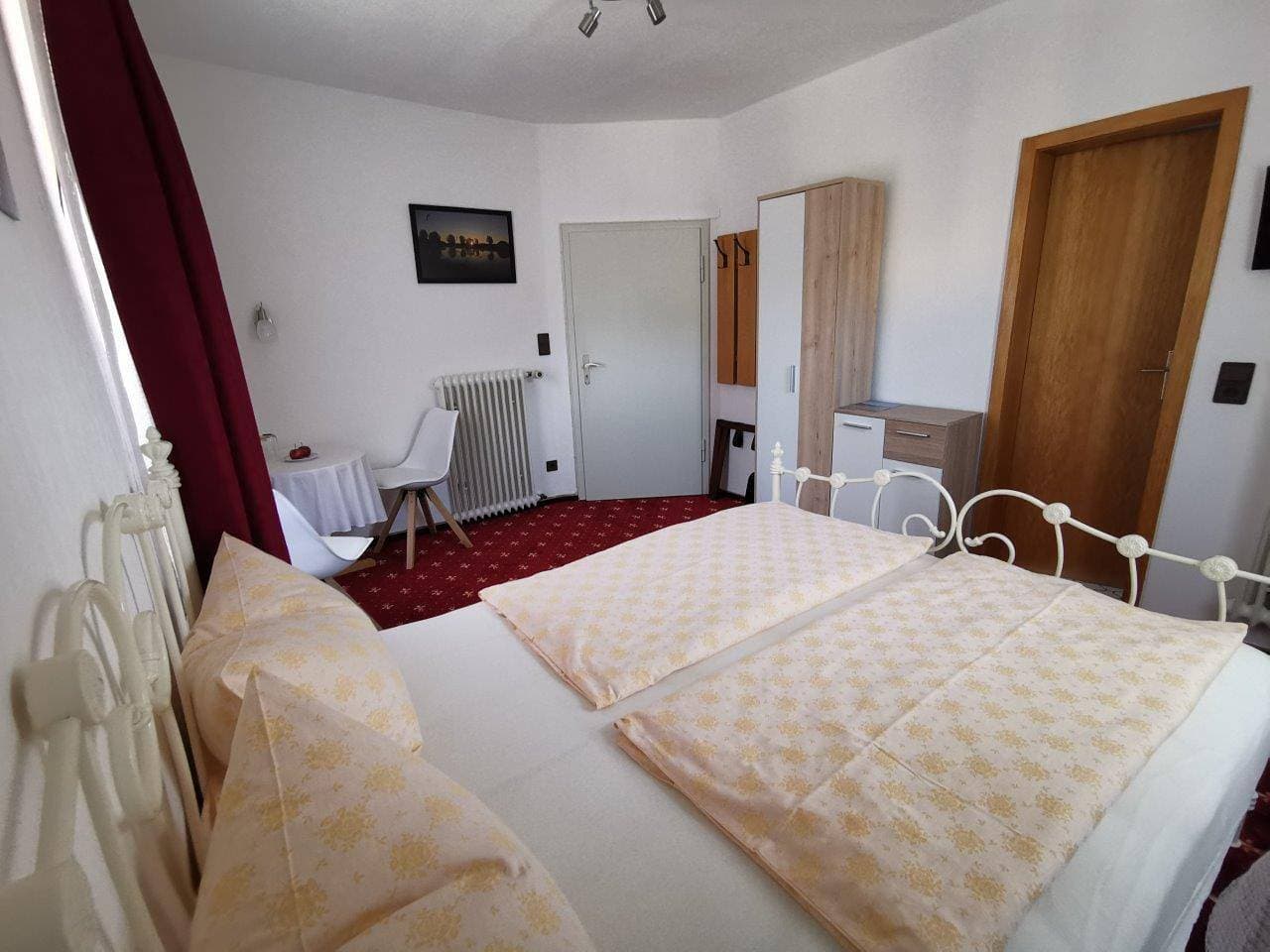 Foto 11 von 12: Haus am Kurpark - Hotel garni - Budget-Doppelzimmer inklusive Frühstück