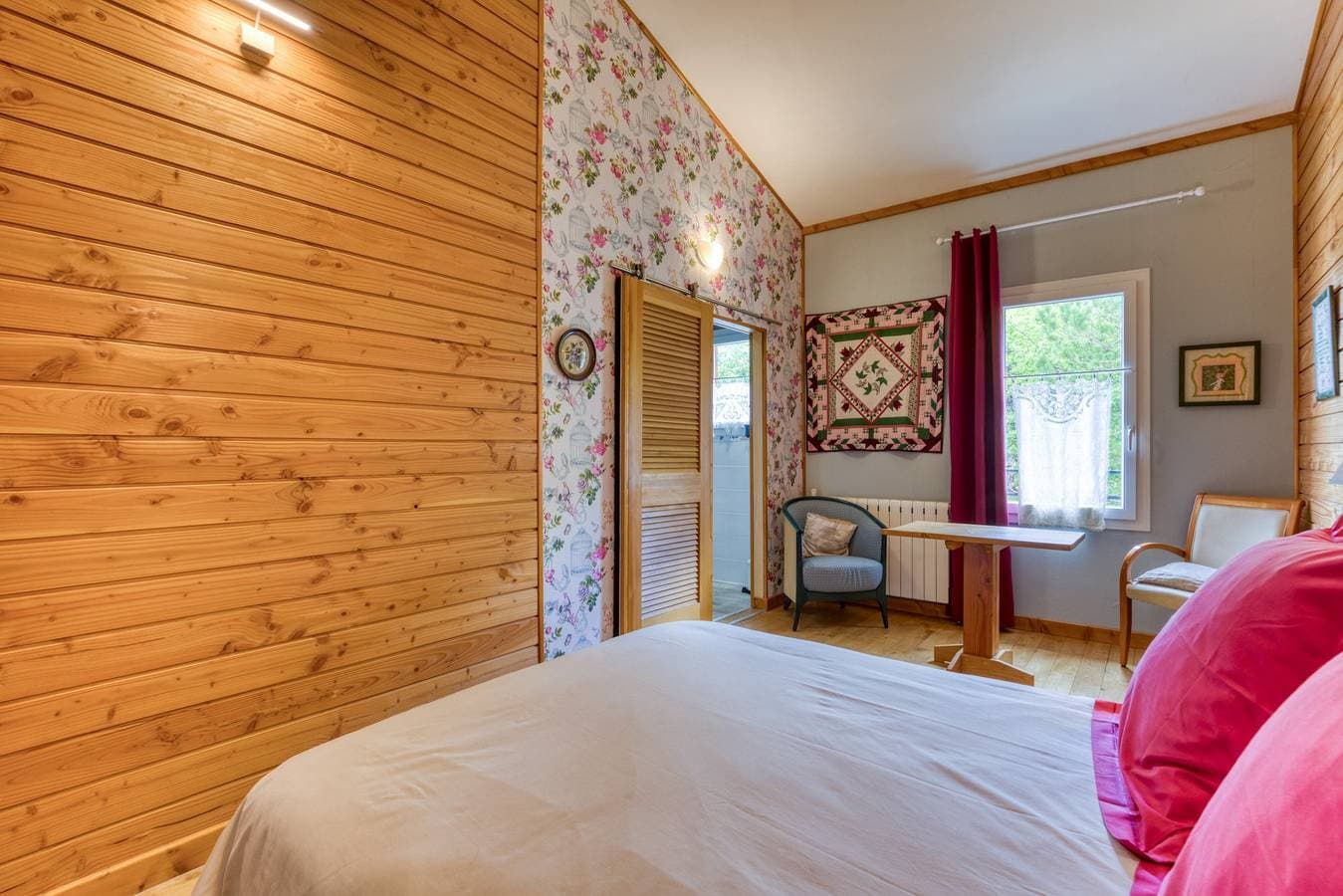 Foto 4 von 29: Gästezimmer „Chambre Madeleine“ mit Gemeinschaftspool, Terrasse und WLAN