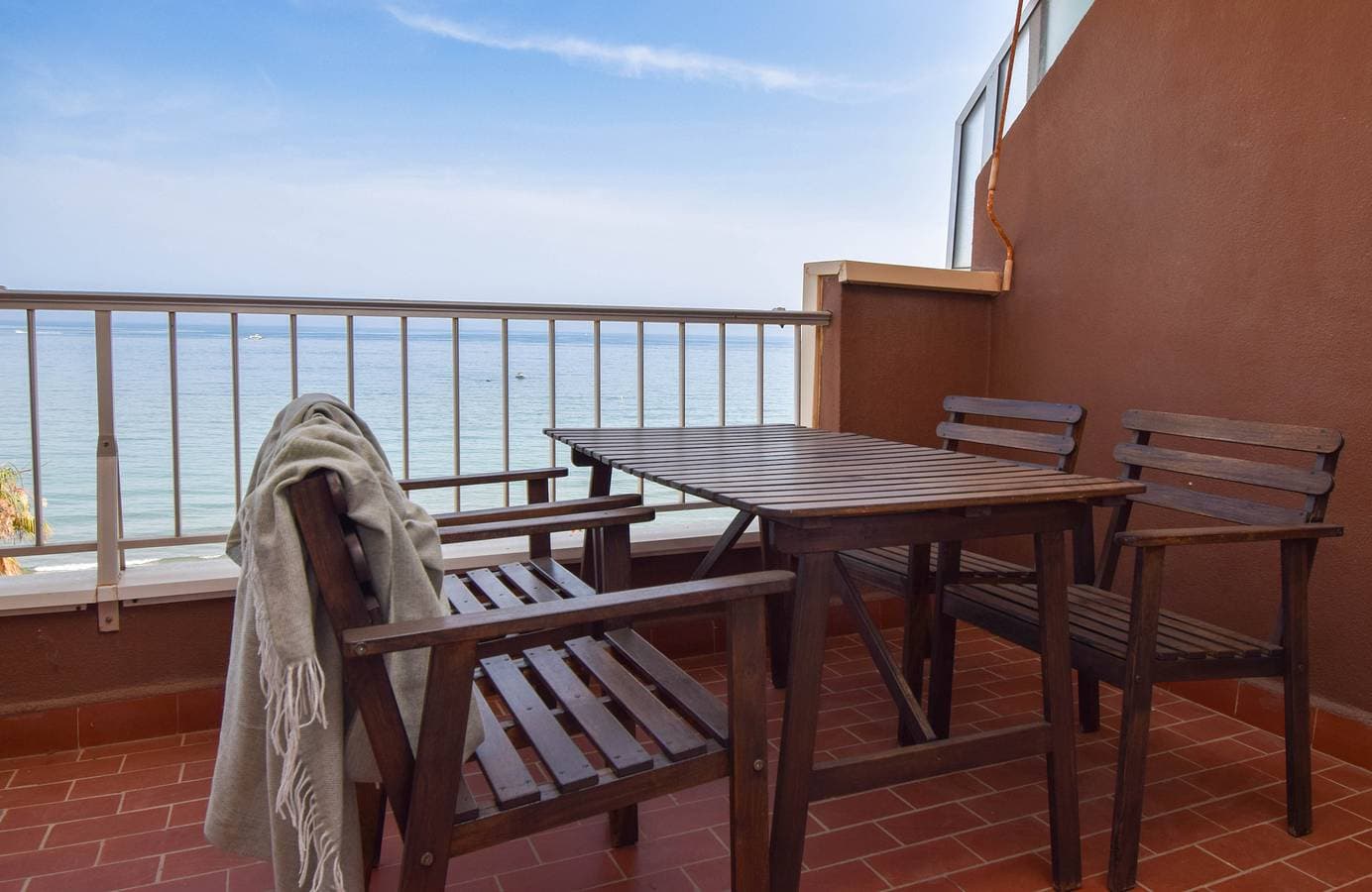 Foto 9 von 26: Ref: 276. 2 bedroom seafront apartment with pool and parking