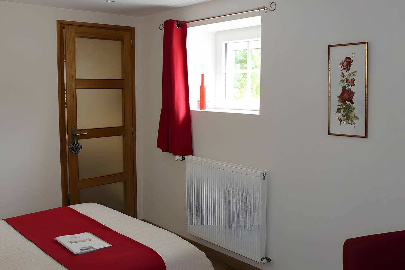 Foto 3 von 28: Gästezimmer 'Entre Mer Et Terre - Chambre Rubis' mit Gemeinschaftsgarten und WLAN