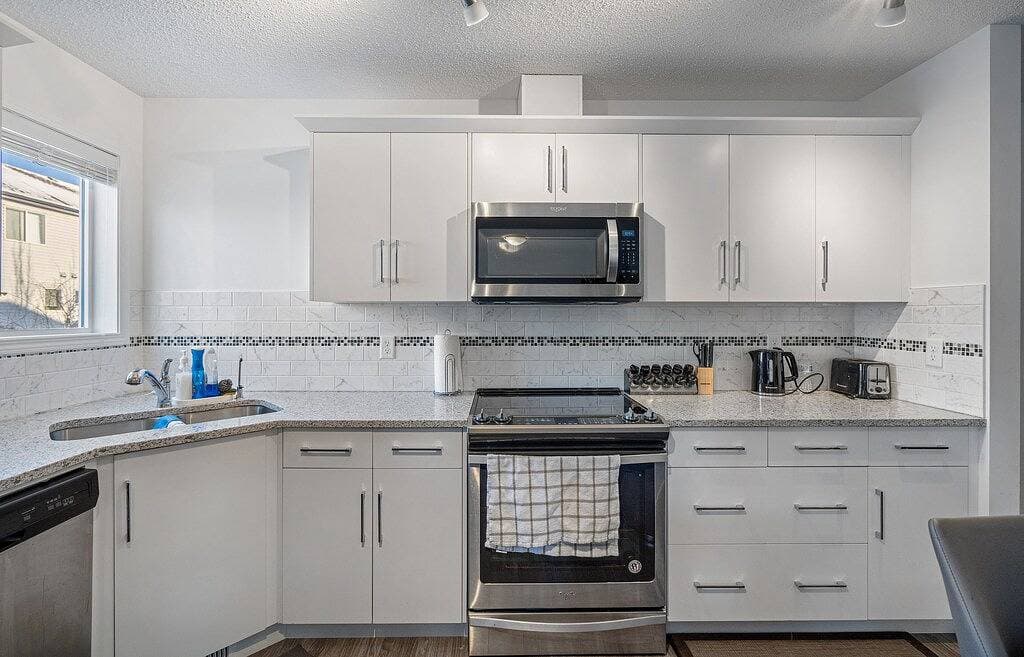 Evergreen Calgary Townhome — 3Br, Sleeps 6, Gas Fireplace, Free Parking 1