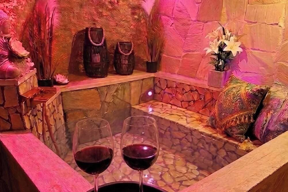 Foto 13 von 24: Charming Spa Suite with Heated Stone Tub & Chromotherapy near Lake Bracciano