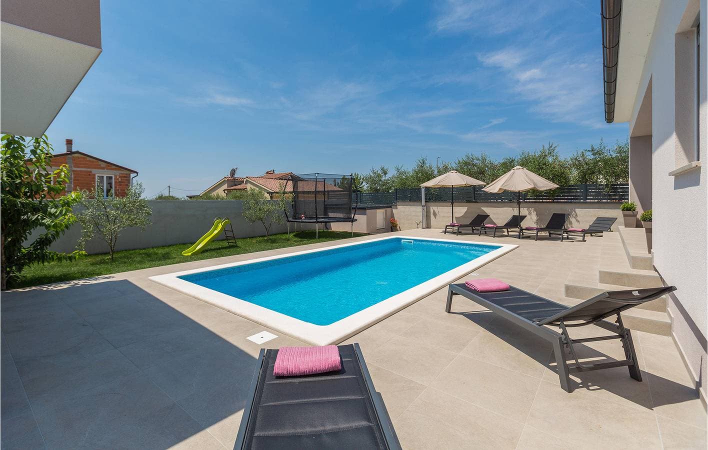 Foto 12 von 33: Reizende 2-Zimmer-Wohnung mit Pool in der Nähe des Stadtzentrums von Galizana