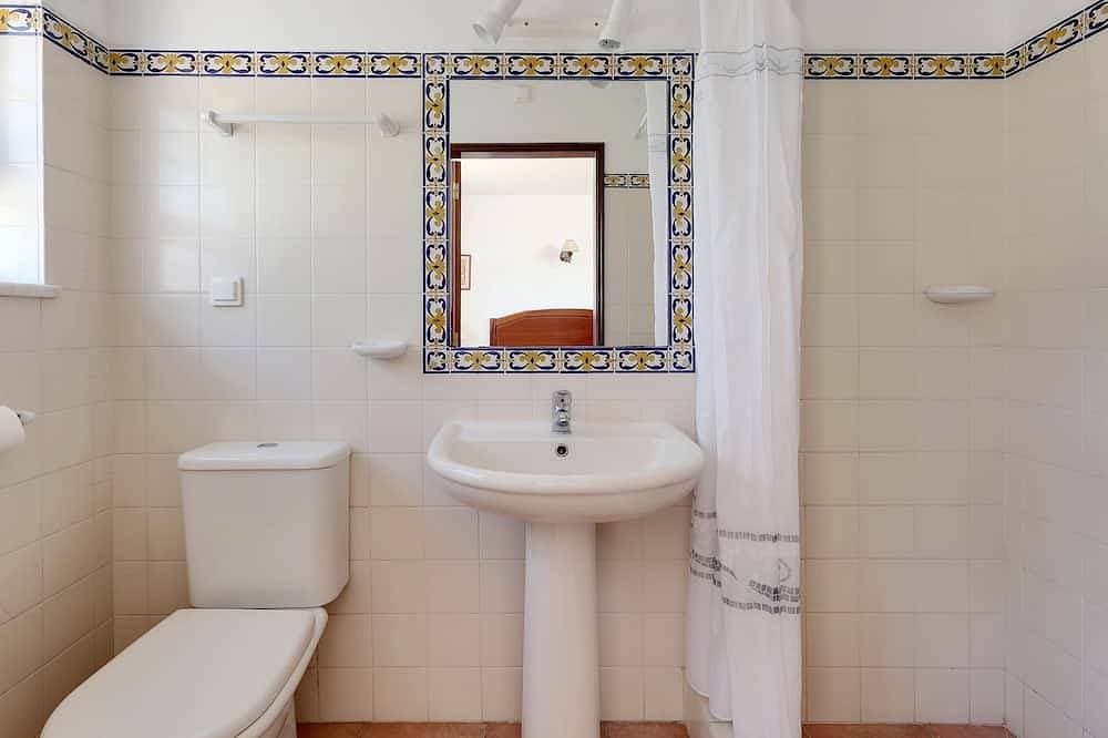 Foto 6 von 22: Schöne Villa, ideal für einen erholsamen Urlaub, mit Pool und Blick auf die Küste.