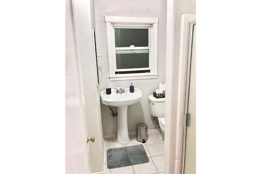 Foto 4 von 21: Modern Midtown Victorian Studio near Downtown!