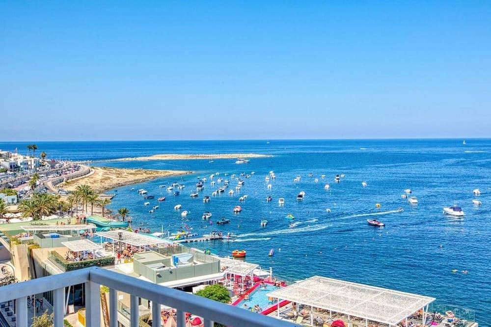 Seafront home opposite beach w/WIFI & AC in Qawra 1