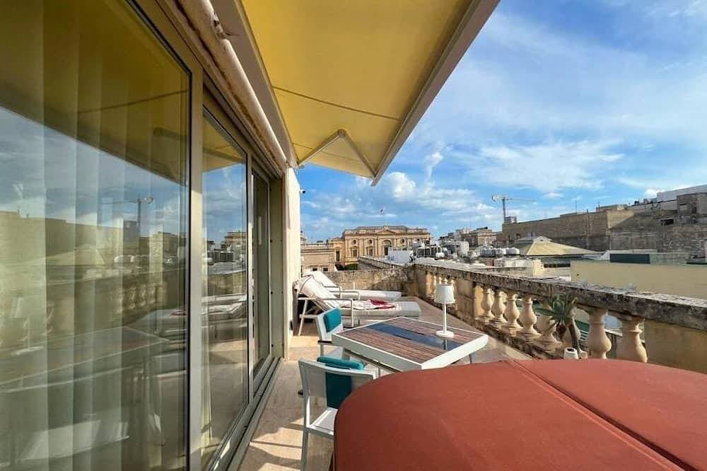 Exclusive Duplex Penthouse with Jacuzzi and Panoramic Views in Valletta 1