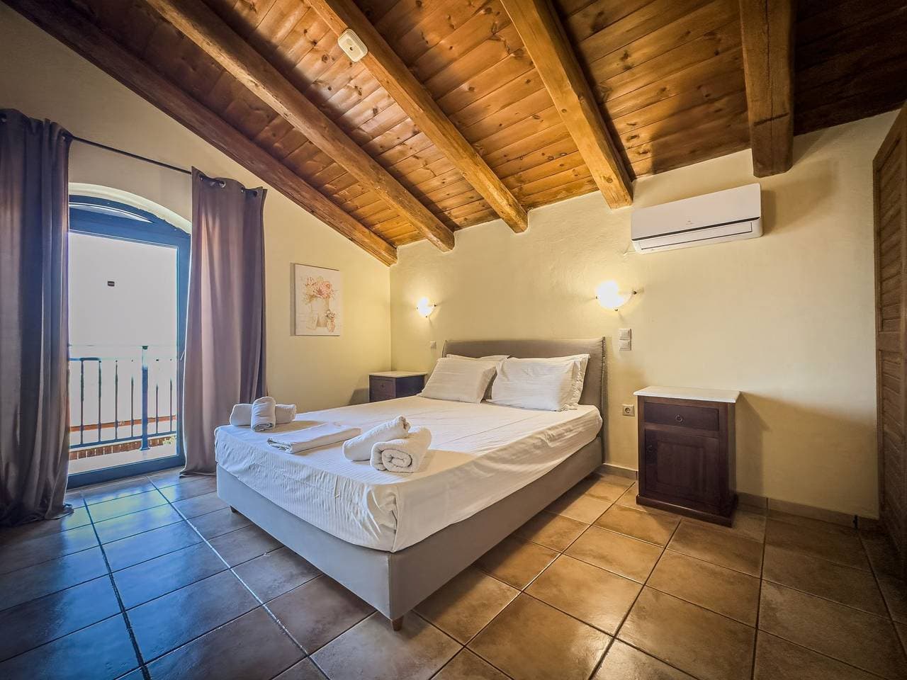 Foto 9 von 16: Niriides Villas_Aktea_ 3-Schlafzimmer privater Pool