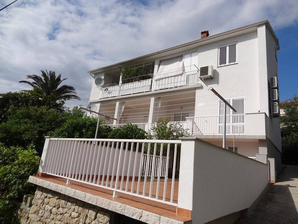 Foto 2 von 13: 2-Zimmer-Ferienwohnung mit Terrasse und Meerblick Rab A-16359-a