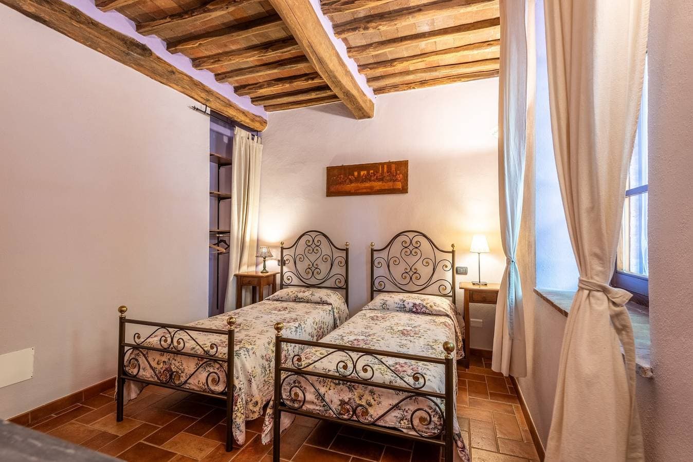 Foto 9 von 24: Zimmer 'Podere Marroneto - Camera 1' mit Bergblick, Gemeinschaftspool und Wi-Fi