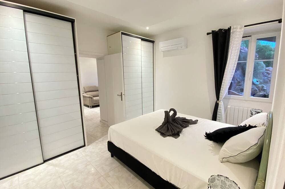 Foto 4 von 30: La Mer Veille - Terrace with sea view. Pets welcome!