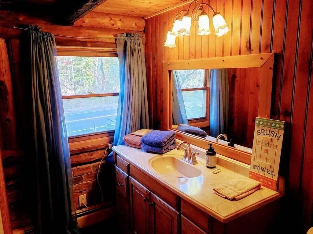 Foto 10 von 23: Rustic Log Cabin #3 - \"The Lodge\"