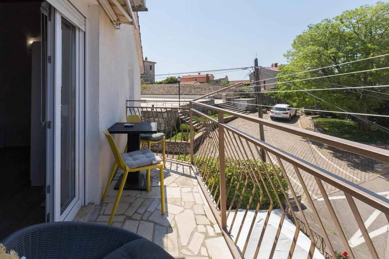 Foto 7 von 39: Ferienwohnung mit Klimaanlage und Balkon