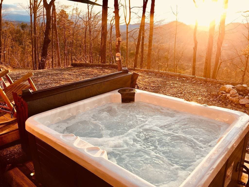 Foto 7 von 28: Shiner Shack Cabin. Ein rustikales Erlebnis in großartiger Lage mit privatem HotTub!