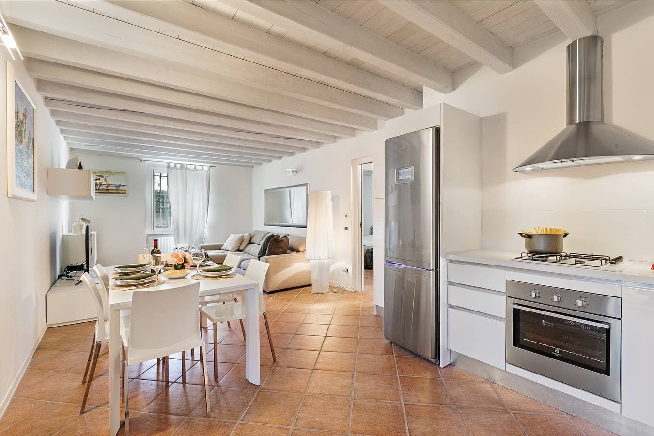 Foto 12 von 27: Magnolia House: Sirmione Apt for 4 with Shared Pool