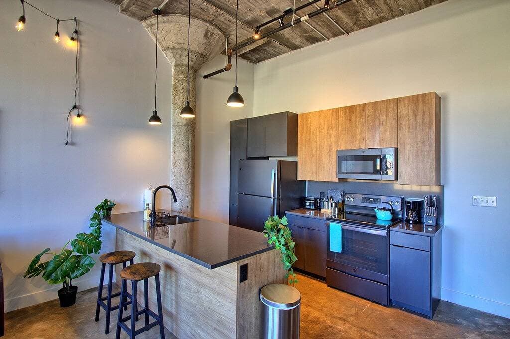 Foto 4 von 23: Chic Ultramodern Loft Suite w/ Designer Features