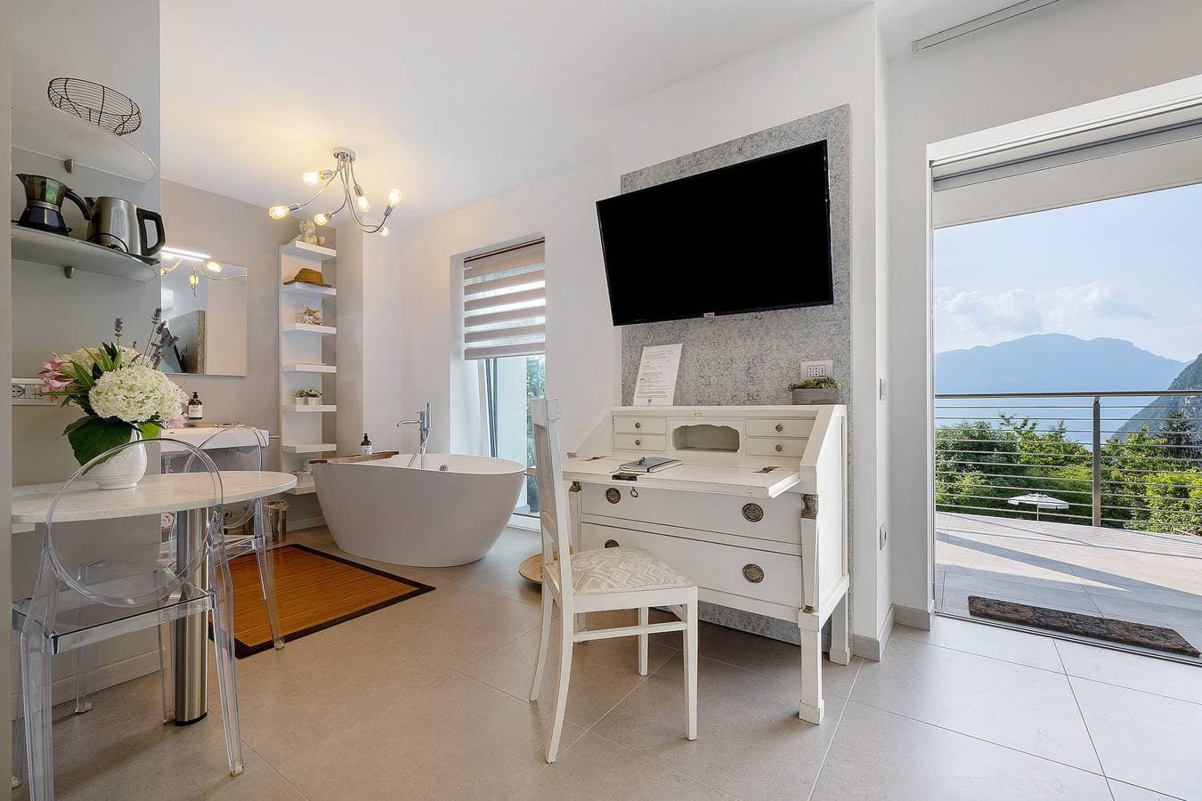 Foto 7 von 32: Eco del Garda – Deluxe Studio 101 mit überdachter Terrasse und Seeblick
