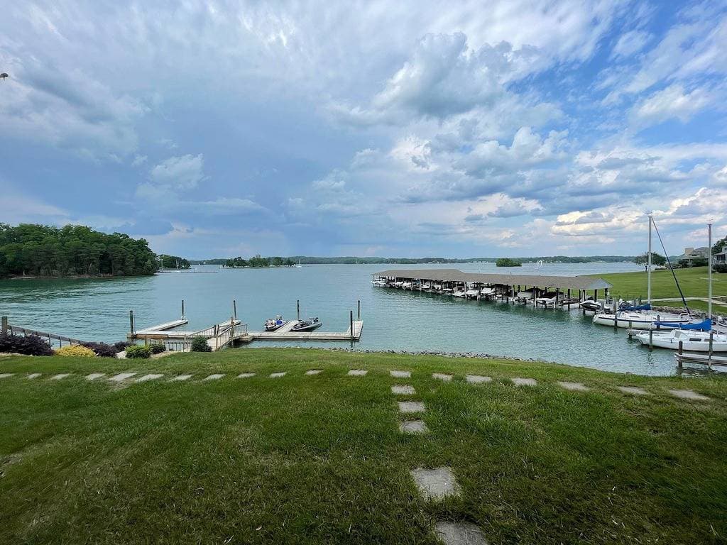 Foto 4 von 29: Waterfront Wonder - Steps to the Lake  - Ground Floor!