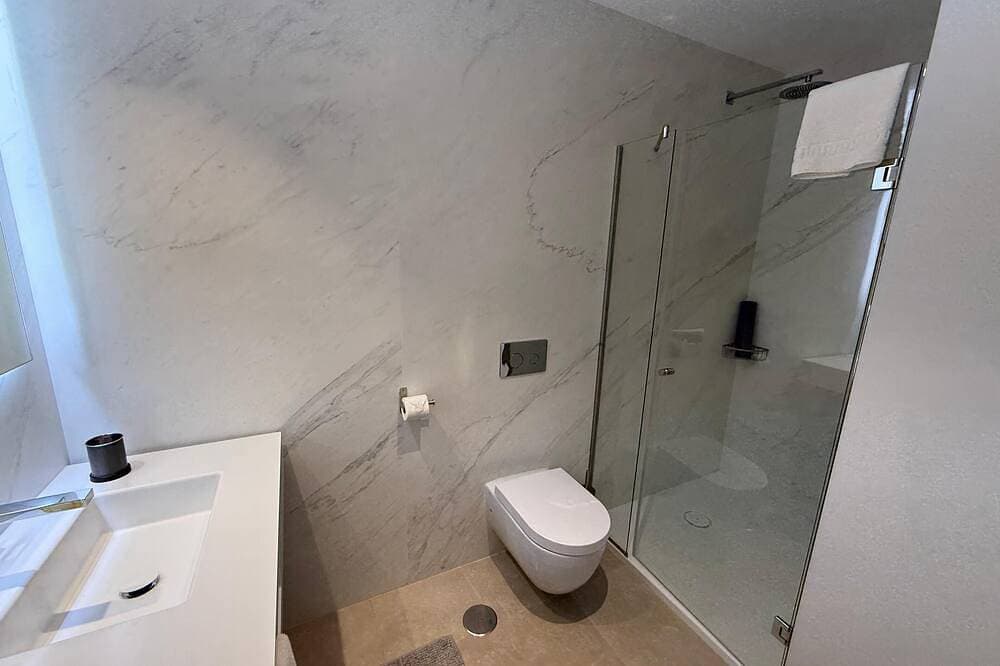 Foto 10 von 30: Wonderful sea views, super modern building with swimming pool and gym.
