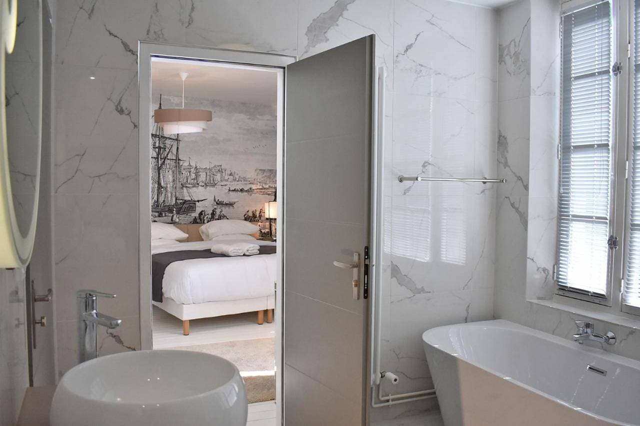 Foto 2 von 5: Twin Room with Private Bathroom