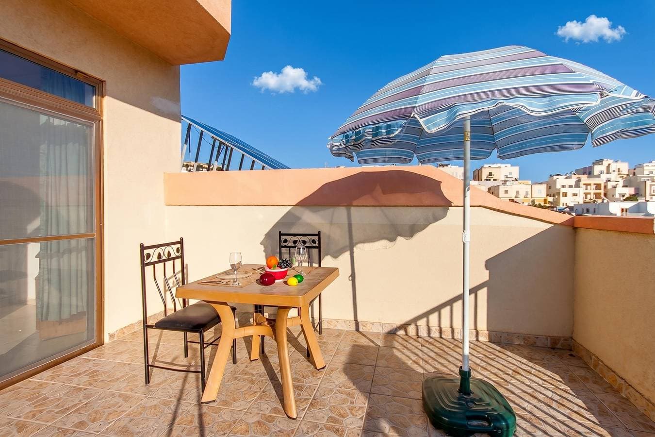Foto 10 von 24: Sunny pool and terrace - Merill nb6
