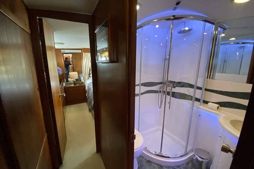 Foto 5 von 16: Classic Yacht Nadine with Hot Tub, Poole Harbour Bay
