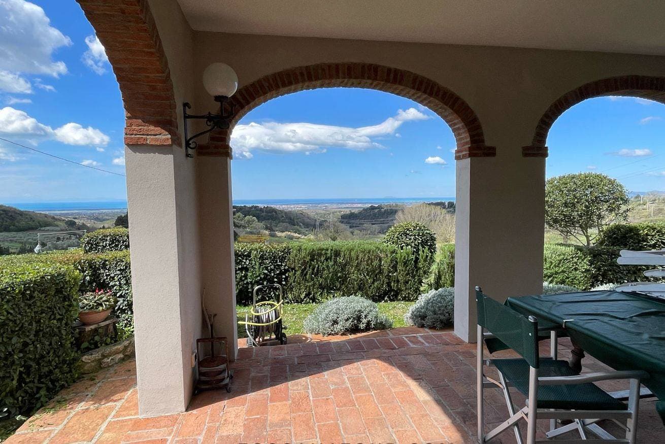 Foto 10 von 46: Podere Morena privater Terrasse mit Meerblick Wohnung Gregor
