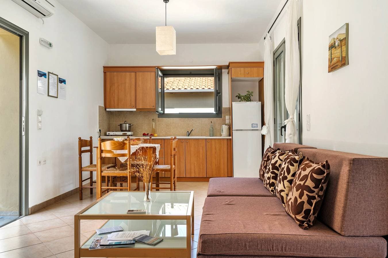 Foto 5 von 24: Ferienwohnung "Alkionides Apartment 3" mit Blick auf den Pinienwald