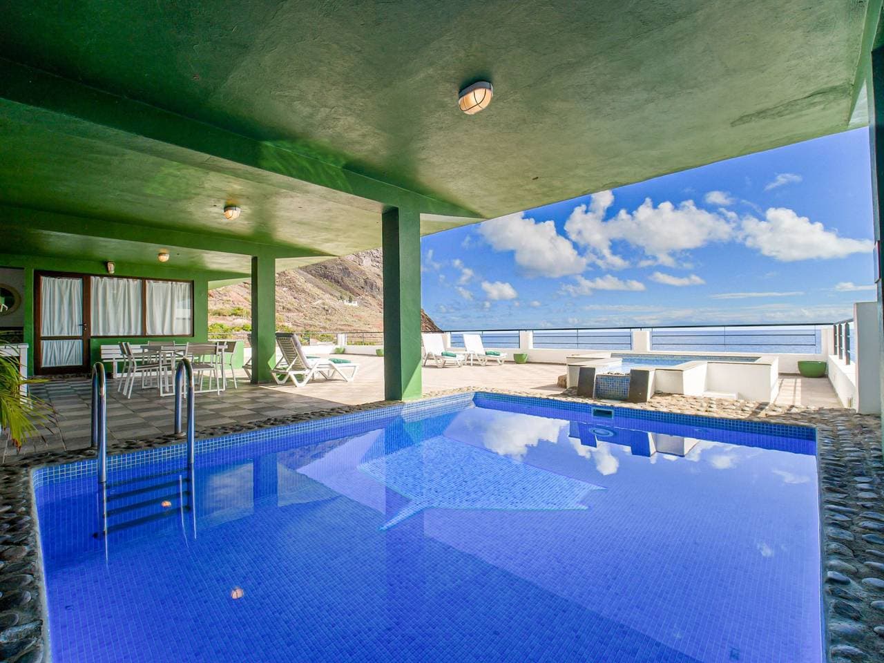 Foto 7 von 38: Zweitstöckiges Ferienvilla mit Terrassen, Pool, Sauna sowie herrlichem Berg- un