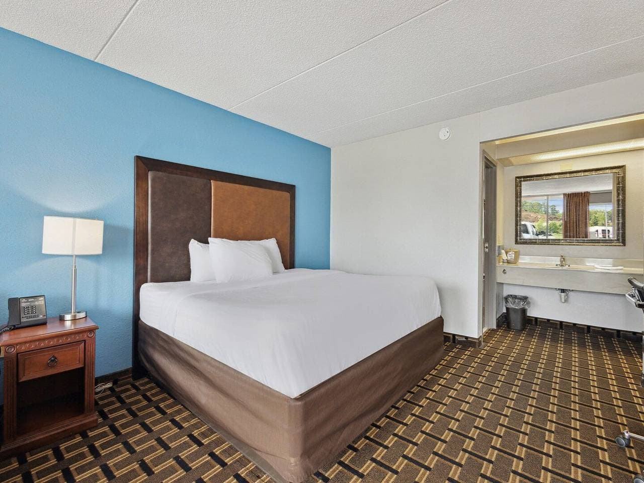 Foto 13 von 27: Greeneville, Tennessee | Kingsize-Bett | Rauchen