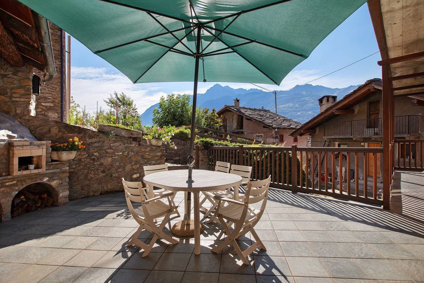 Foto 2 von 32: Ferienwohnung 'Casa Mauro Con Vista Su Aosta' mit Bergblick, privater Terrasse