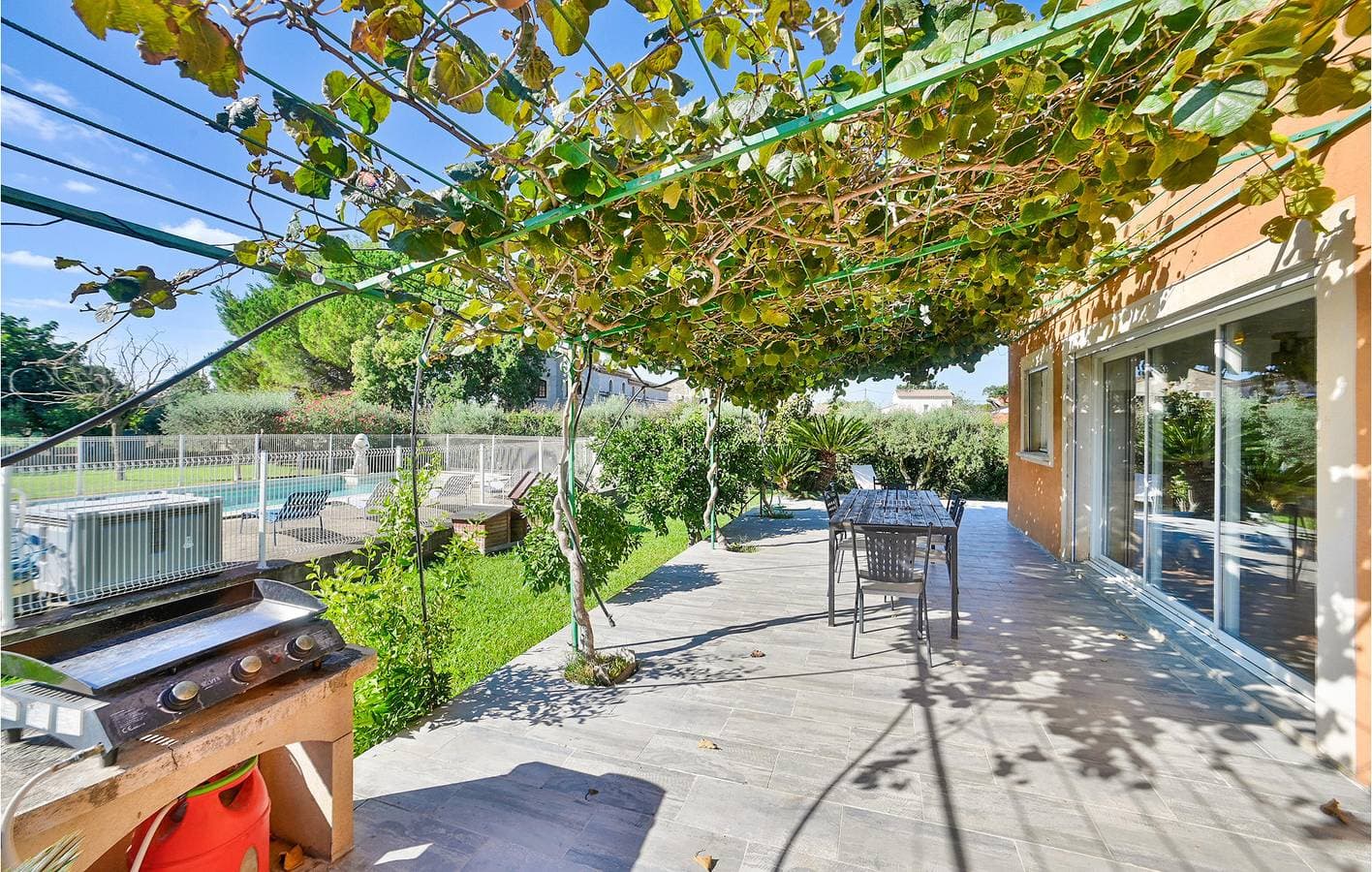 Foto 4 von 27: 240qm Wohnung mit AC, Pool, Parkplatz & Internet bei Saint-Martin-de-Crau