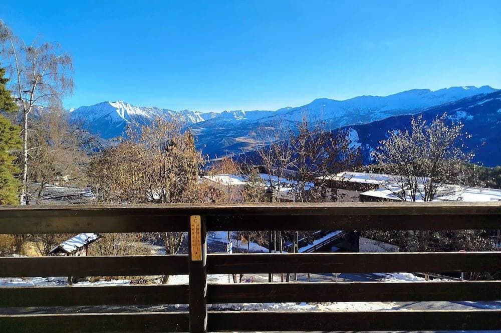 Foto 10 von 11: Square-meter studio, sleeps 4, east-facing, balcony with a beautiful view of the valley