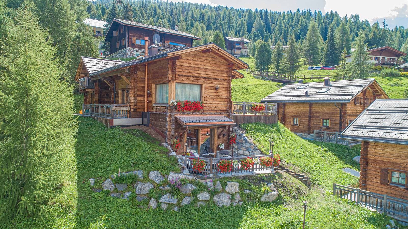 Foto 2 von 44: 'Le Chalet Suite' mit Bergblick, privater Terrasse und WLAN