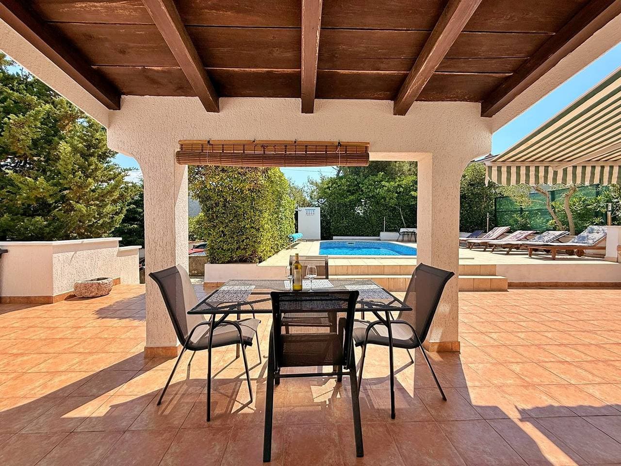 Foto 4 von 33: Apartment Zeljko - mit Pool, 200 m vom Meer, ein Schlafzimmer, überdachte Terrasse, privater Parkplatz, Grill, Außendusche, Sonnenliegen