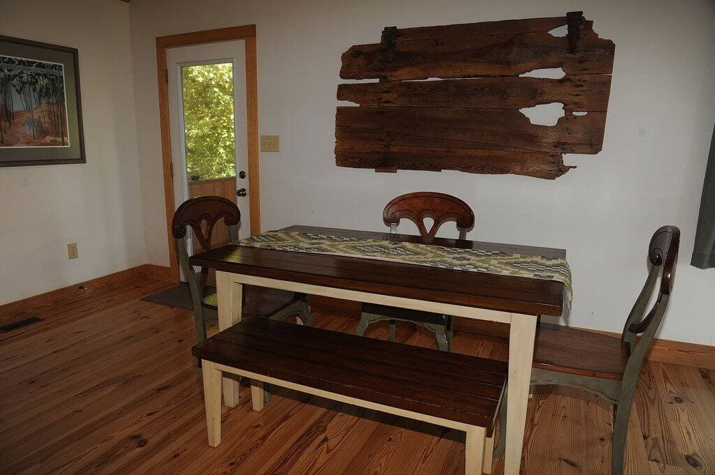 Foto 5 von 40: \"Walden\" Deluxe Riverfront Cabin auf 54 Hektar mit Whirlpool in der Nähe von Luray, Va