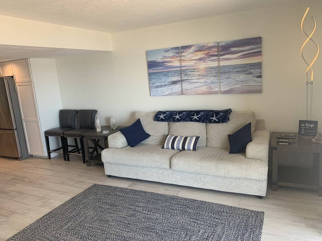 Foto 4 von 24: Modern Décor and Ocean Galore! Newly Renovated Oceanfront Condo sleeps 6